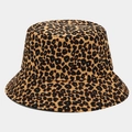 Detailaufnahme des Fischerhuts mit Leopardenmuster, Stofftextur und feinen Nähten - M (56-58cm) / Kleiner Leopard Kamel