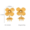 Detalle de pendientes de flores bañados en oro de 18k con perlas y medidas dadas - Estilo Oro de 18K (HC-E10180)
