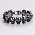 Dettaglio del bracciale a maglie con teschi in argento vintage dallo stile gothic punk - Colore Acciaio Retro con Chiusura a Moschettone (Stile 1 Acciaio)