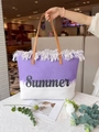 Détail du sac cabas tissé dégradé violet avec franges et inscription Summer - Lavande