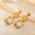 Orecchini geometrici placcati in oro con zirconi su un elegante tessuto di seta - Cuore/Geometrico / Oro
