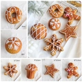 Colgantes navideños estilo pan de jengibre de espuma con patrones de copo blanco - Juego Combinado