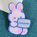 Spilla in acrilico con coniglietto rosa e scritta computer su tessuto verde scuro - Coniglio che Legge