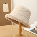 Gesteppter beiger Winter-Fischerhut mit Kunstpelzbesatz und Kleeblatt-Stickerei im Shop - M (56-58cm) / Beige