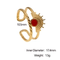 Dettaglio anello a sole placcato oro 18k con smalto rosso e doppia fascia testurizzata - Rosso