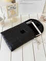 Détail d'une pochette matelassée noire pour tablette avec velcro et charme de perles - 11 Pouces (Housse Tablette) / Noir
