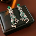 Dettaglio macro di orecchini vintage a goccia con pietre verdi e nappe di strass - Perno per orecchini in argento-Verde