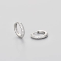 Exquisite silberne Creolen mit funkelnden klaren Zirkonia-Steinen im Micro-Pave-Stil - Klein / Weißgold