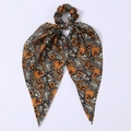 Détail du chouchou d'Halloween avec rubans à motifs de citrouilles et crânes - Slogan d'Halloween Orange Noir