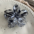 Primer plano de una pinza para el pelo con forma de flor y degradado gris translúcido - Gris ahumado