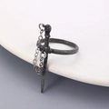 Detailansicht des gotischen Schwertrings mit Totenkopf und Ketten in Vintage-Metall - Antik-Zinn (Festes Schwert) (0806)