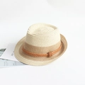 Dettaglio di un cappello di paglia bicolore con cinturino decorativo in pelle annodato - 52cm (2-7 Anni) / Beige Patchwork