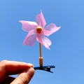 Détail d'une pince à cheveux moulin à vent rose pailleté avec centre jaune et clip noir - 5 Feuilles/Rose
