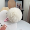 Détail d'une pince à cheveux rose en métal avec pompon blanc en fourrure de lapin doux - 1 pièce / Abricot Lacté