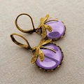 Detailansicht von Vintage-Libellenohrringen mit lila Steinen in antiker Goldoptik - Lila