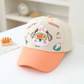 Detail van kinderpet met cartoon konijn patch en een opvallende oranje klep - 52cm (2-5 Jaar) / Beige