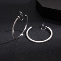 Details silberner Strass-Clip-Ohrringe mit Spiralverschluss auf schwarzem Grund - Clip-Ohrringe / 4cm / Silber