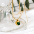 Collier chaîne serpent dorée avec zircon cœur vert émeraude dans un pendentif boule - Collier Vert