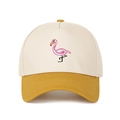 Detailaufnahme der Flamingo-Stickerei auf einer zweifarbigen beige-gelben Kappe - Cremeweiß/Gelb