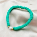 Bracciale bohémien verde menta con perla barocca bianca e dettagli in oro lucido - Verde