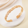 Elegante bracciale aperto dorato con intricata trama a treccia per donne - Oro