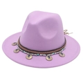 Dettaglio di un cappello fedora lavanda con fascia in pelle boho e ciondoli in turchese - Viola Taro