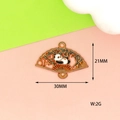 Detalle de un colgante de panda y bambú en forma de abanico dorado de 21x30 mm - Abanico de Panda Tumbado