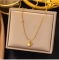 Collana in acciaio al titanio dorato con ciondolo LUCKY su porta gioielli elegante - 【h353】collana A Forma Di Fagiolo Oro
