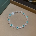 Detailansicht des Armbands mit smaragdgrünem Edelstein und silbernem Rauten-Design - Smaragdgrün (Silberne Kette)