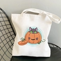 Sac fourre-tout en toile blanche avec motif citrouille et chat d'Halloween sur une chaise - Chat Citrouille Dessin Animé Style 11