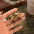 Nahaufnahme brauner Blumenohrringe mit runden Perlenanhängern im Vintage-Stil - 7# Silbernadel Kaffee Blume Rundperle