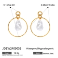 Detail van roestvrijstalen oorbel met barokparel inclusief afmetingen en gewicht - Barokparel Ring Stijl (JDEW2409053)