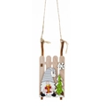 Adorno navideño de madera con gnomo en trineo y caja de regalo roja para colgar en árbol - Gnomo de sombrero gris