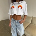 T-shirt bianca ampia con stampe di croissant realistiche abbinata a jeans blu chiaro - S / Bianco