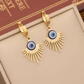Detailansicht der goldenen Evil Eye Ohrringe im Sonnendesign auf einer Schmuckbox - Sonnenstrahl Evil Eye Ohrringe (3#Ohrringe)