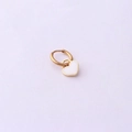 Goldener Ohrring mit weißem Emaille-Herzanhänger auf zartrosa Hintergrund - Herz-Stil (352-1#) / Weiß