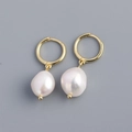 Elegante gouden S925 zilveren oorringen met onregelmatige witte barokke parelhangers - 925 zilver / Goud