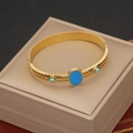Vintage gouden open armband met ovale blauwe edelsteen en turquoise kralen op juwelendoos - Vintage Blauwe Steen & Turquoise Stijl (1#)