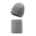 Set invernale berretto in maglia e scaldacollo grigio con patch logo in finta pelle - Grigio chiaro