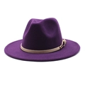 Dettaglio cappello fedora viola scuro con cinturino in pelle beige e fibbia dorata - M（56-58cm） / Viola