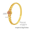 Dettaglio di bracciale a maglie cubane in acciaio dorato 18K con zircone rosa intarsiato - Zirconia Rosa / Oro
