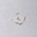 Primer plano de colgante de huella de bebé en plata con acabado pulido y cristal brillante - Color Acero