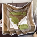 Primo piano dell'foulard quadrato a motivi su pelle, mostrando la lussuosa trama in seta - 90*90cm / Bordo Bianco