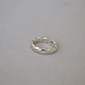 Detailansicht eines verstellbaren Rings aus Silber mit geflochtenem Muster für Damen - Einstellbar Offen / Weißgold