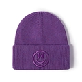 Gorro de punto morado oscuro con una pequeña cara sonriente bordada en el dobladillo - Talla única / Púrpura Jaspeado