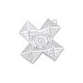 Dettaglio di un ciondolo a croce hip-hop argento con un design centrale a spirale unico - Croce con motivo a conchiglia / Oro Bianco