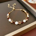 Détail de bracelets ajustables avec finition dorée et pierres en émail colorées - Rouge Orangé