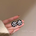 Klassische schwarz-weiße Schachbrett-Ohrstecker mit minimalistischem Vintage-Resin-Finish - Schwarz-weiße Schachbrett-Rundohrstecker