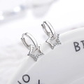 Pendientes de aro con estrella de plata y circonitas en base de cerámica blanca - Pentagrama Calado Diamantes (Plateado)
