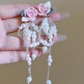 Détail de boucles d'oreilles roses en résine avec longs pompons en perles et argent - Gland de Perle de Rose Rose (10#)
